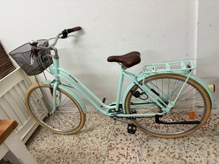 Bicicleta BTWIN Mint con cesta y portabultos
