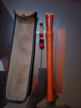 Flauta de madera antigua con funda y limpiador