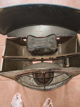 Estufa antigua dorada y plateada