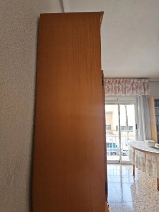Mueble de salón de madera y cristal