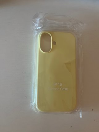 Funda Silicona amarillo pastel iPhone 16.