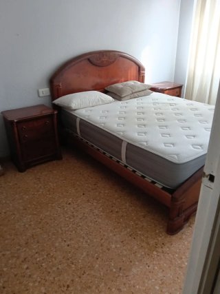 Cama de madera con mesillas