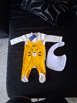 Pijama bebé 62 cm + babero ( NUEVO )