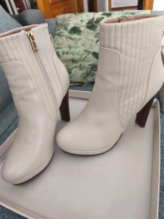Botines de tacón beige