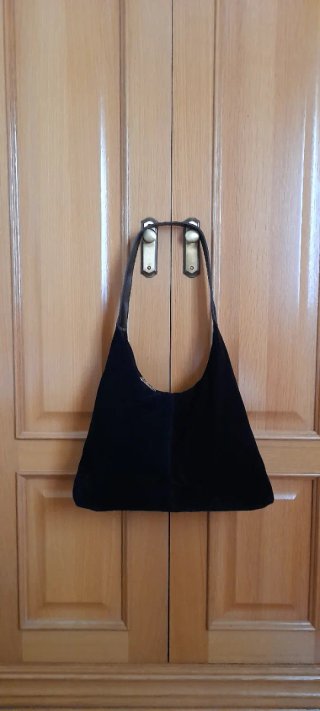 Bolso terciopelo negro tachuelas