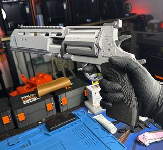 Revólver DSH-12 – Resident Evil Requiem