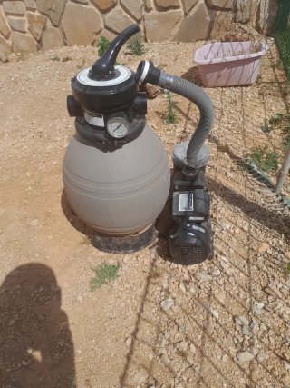 Depuradora Piscina Negra y Gris