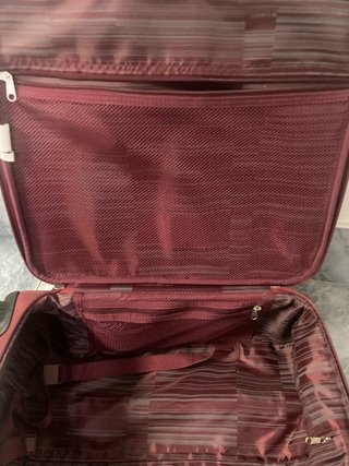 Maleta de viaje roja con ruedas
