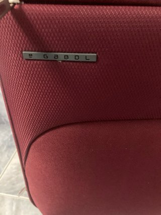 Maleta de viaje roja con ruedas