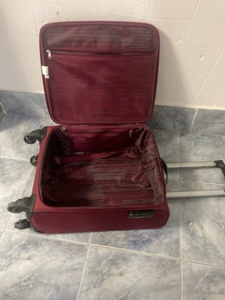 Maleta de viaje roja con ruedas
