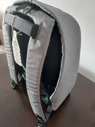 Mochila antirrobo XD Design con etiqueta