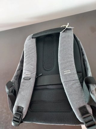 Mochila antirrobo XD Design con etiqueta