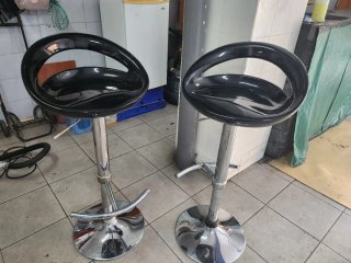 Sillas Altas de Barra Negras y Plateadas