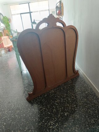 Espejo antiguo de madera con marco tallado