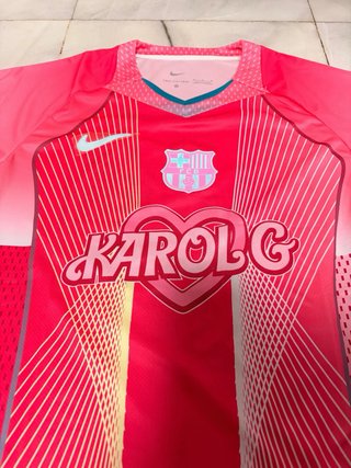 Camiseta Barcelona x Karol G Nike Rosa