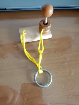 Rompecabezas de madera con cuerda y anilla