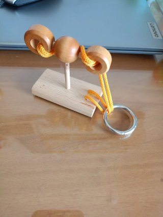 Rompecabezas de madera con cuerda y anilla