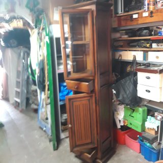 Mueble de madera con vitrina