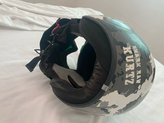Casco Shark Raw Kurtz