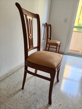 Silla clásica de madera y tela