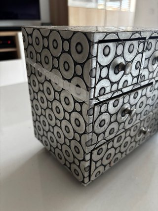 Joyero y baúl plateado con diseño de círculos
