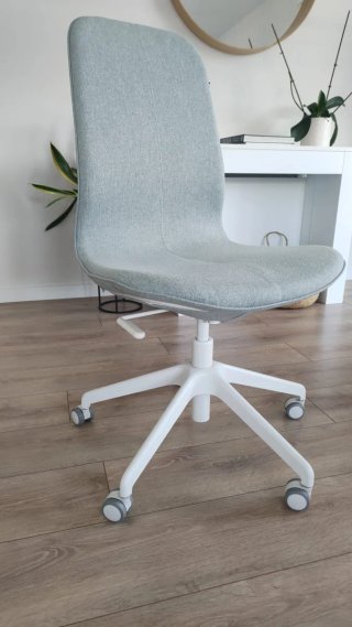 Silla de estudio gris con ruedas