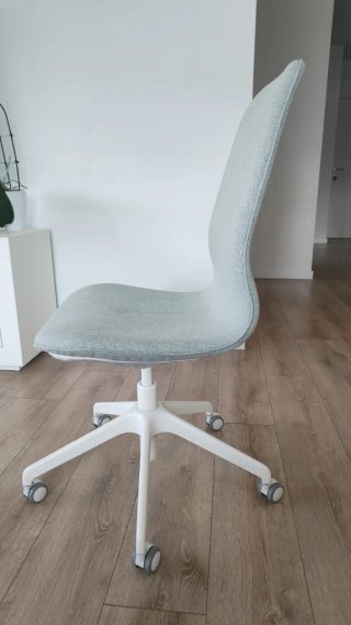 Silla de estudio gris con ruedas