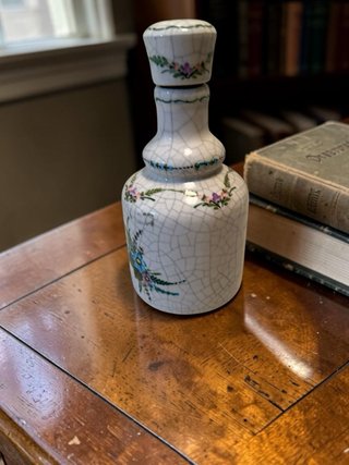 Botella de esmalte craquelado con flores