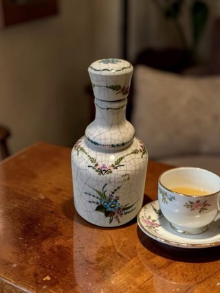 Botella de esmalte craquelado con flores