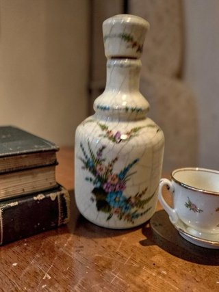 Botella de esmalte craquelado con flores