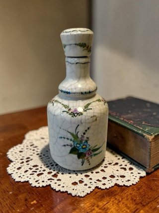 Botella de esmalte craquelado con flores