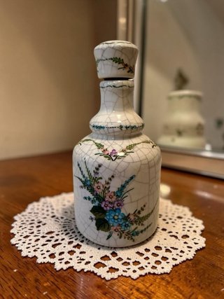 Botella de esmalte craquelado con flores