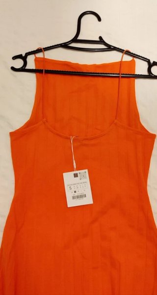 Vestido naranja ajustado