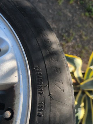 Llantas Renault (4 unidades) y la de recambio