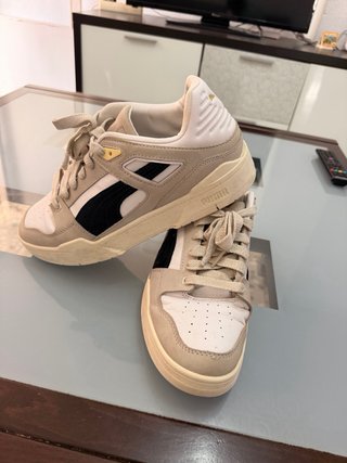 Zapatillas Puma Beige y Blancas