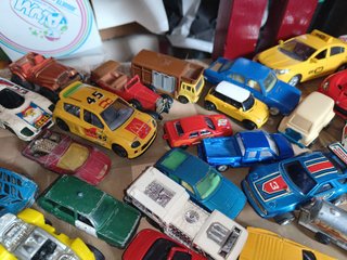 Lote 70 coches juguete años 80 90