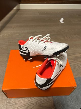 Zapatillas de fútbol Nike blancas y rojas
