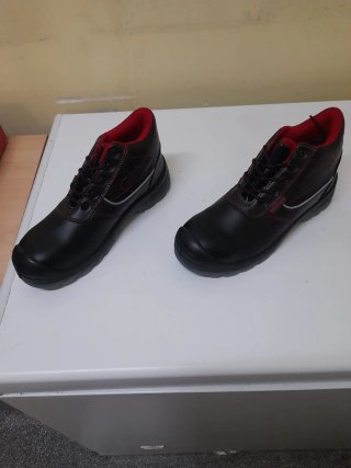 Botas de seguridad negras y rojas