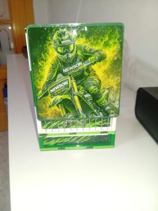 Due gabbie, una con design Hulk e l'altra con nome