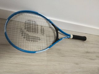 Raqueta de tenis azul y blanca