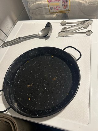 Paellera y cucharones de metal
