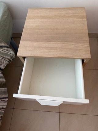 Mesita de noche 2 cajones madera y blanco