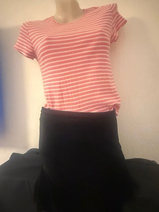 Conjunto Falda Negra y Camisa Rayas Rosas
