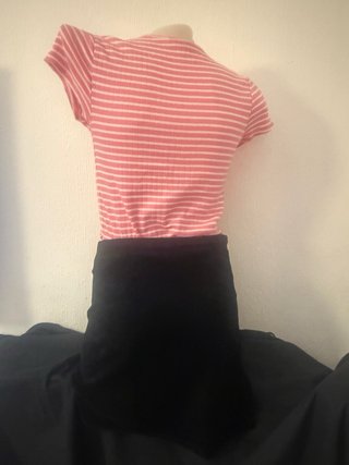 Conjunto Falda Negra y Camisa Rayas Rosas