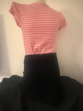 Conjunto Falda Negra y Camisa Rayas Rosas