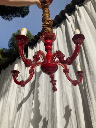 Lámpara araña de cristal roja
