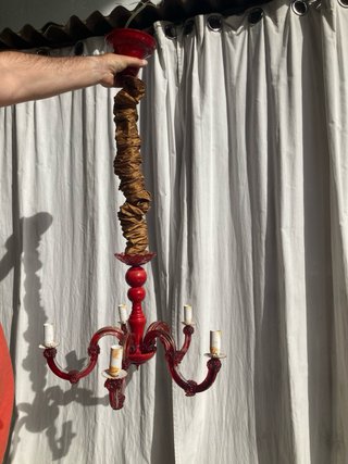 Lámpara araña de cristal roja