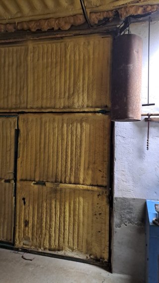 Portón de garaje metálico