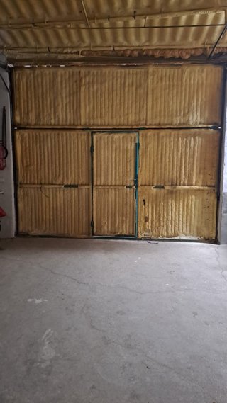 Portón de garaje metálico
