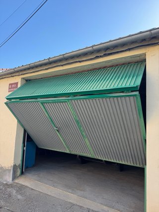 Portón de garaje metálico